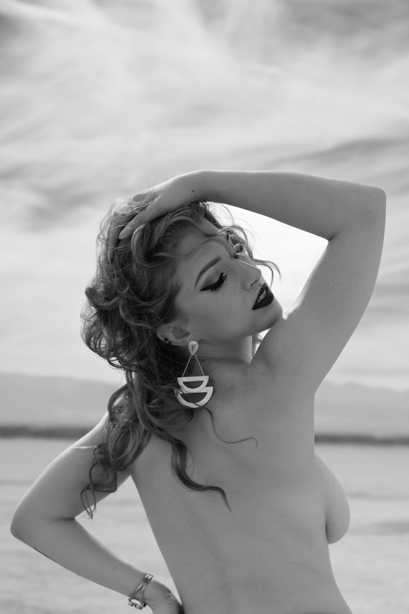 Octavia Red Signs with Spiegler Girls